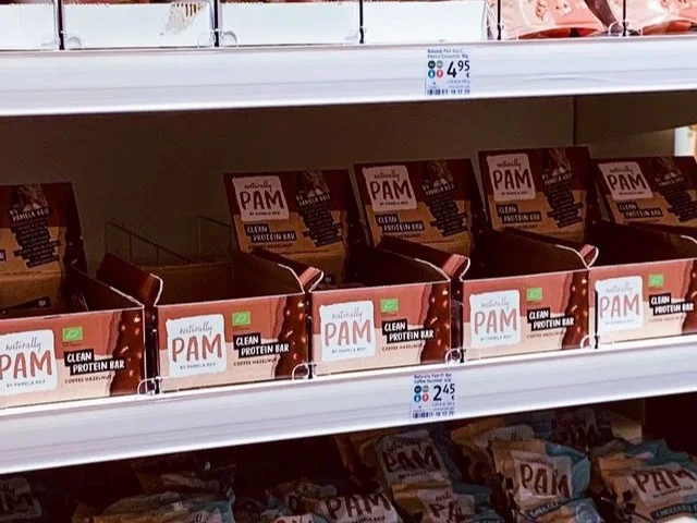 Rendezett polcképpel feltöltött termékek egy üzlet polcain